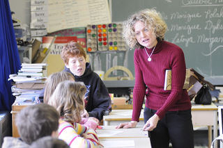 Image Monique Polak visits a school